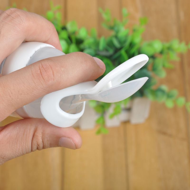Biberon avec cuillère pour nouveau - né | EasyBottle™ - Petitmondemagik.com